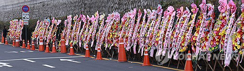 서울 용산 대통령실 청사 입구 부근에 윤석열 대통령 지지자들이 가져다 놓은 '탄핵 반대' 화환.<연합뉴스>